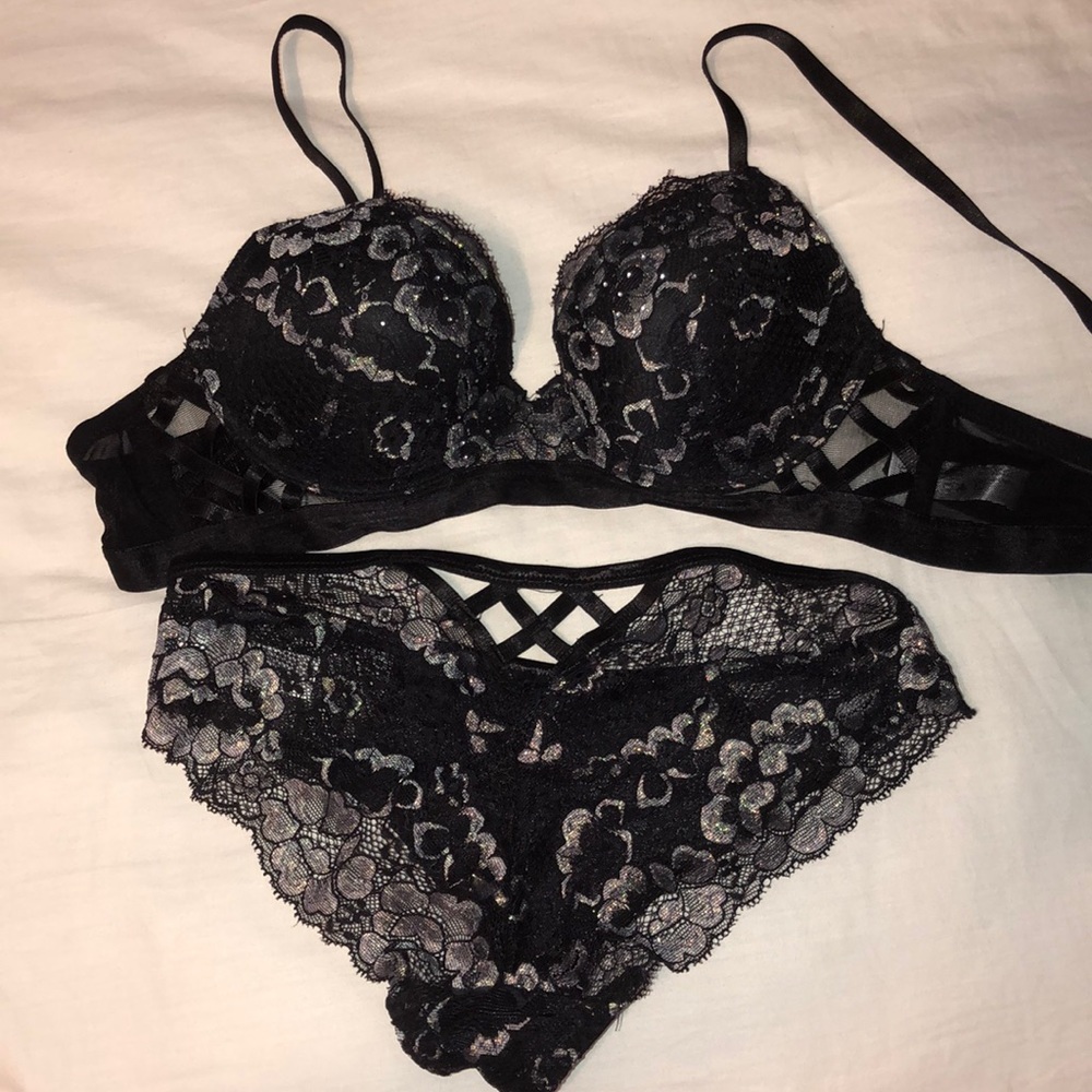 Cute slight push up bra and panty set!